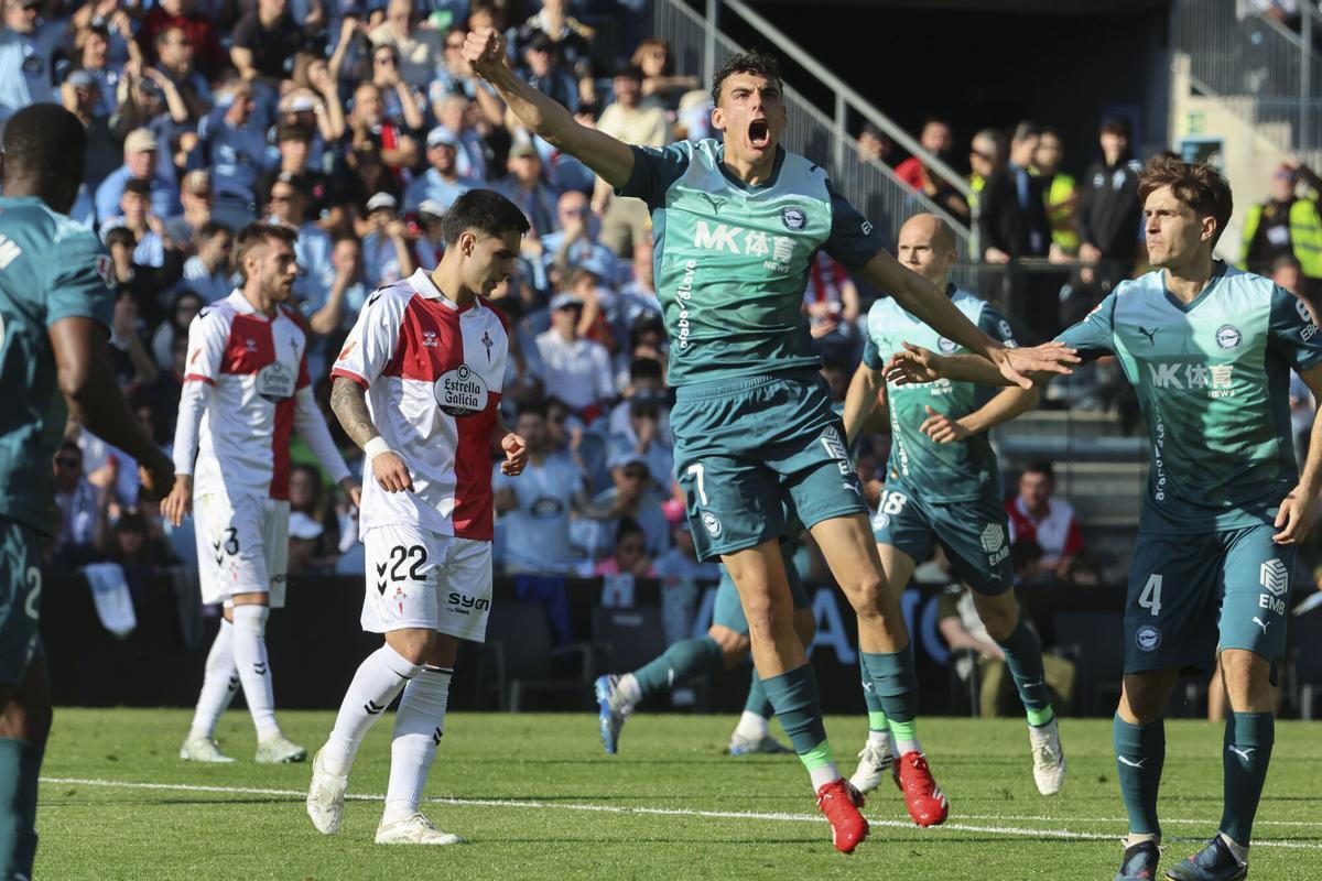 VIGO, 22/03/2026.- El delantero del Alavés Antonio Ángel Pérez, celebra su gol contra el Celta de Vigo, durante el partido de la jornada 29 de LaLiga EA Sports que disputan en el Estadio Abanca Balaídos de Vigo, Galicia, este domingo. EFE/ Salvador Sas