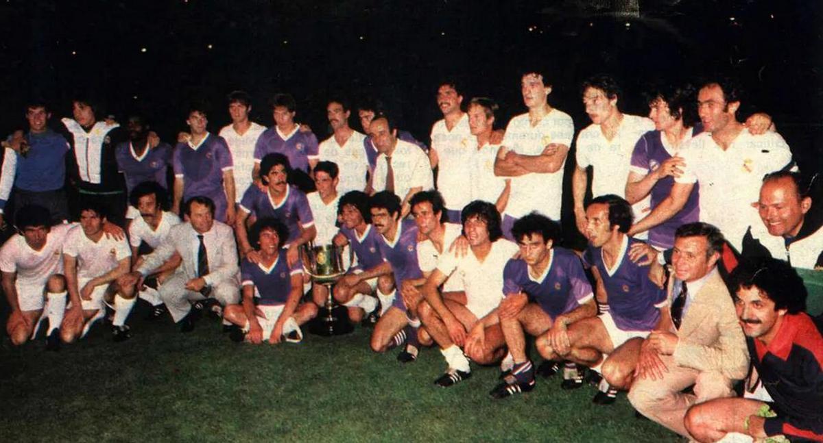 Foto de familia de la final de 1980 que jugaron el Real Madrid y el Castilla en el Bernabéu.