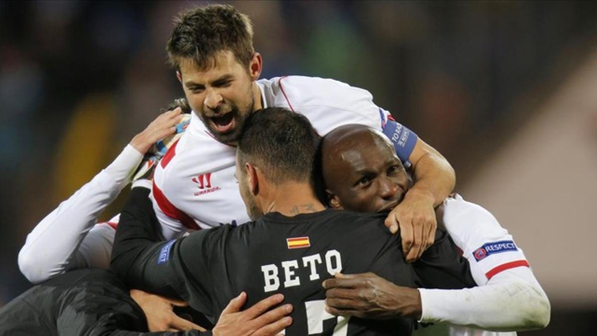Los jugadores del Sevilla celebran el pase a semifinales de la Europa League ante el Zenit