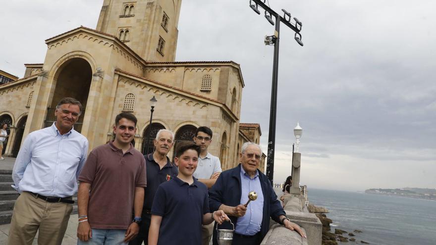 Una mar de benditas aguas: &quot;Es el día en el que nos identificamos como ciudadanos de Gijón por encima de todo&quot;, destaca el sacerdote Gómez Cuesta