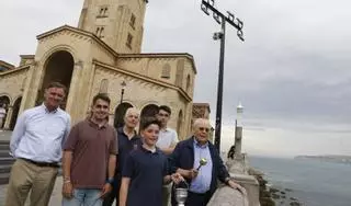 Una mar de benditas aguas: "Es el día en el que nos identificamos como ciudadanos de Gijón por encima de todo", destaca el sacerdote Gómez Cuesta