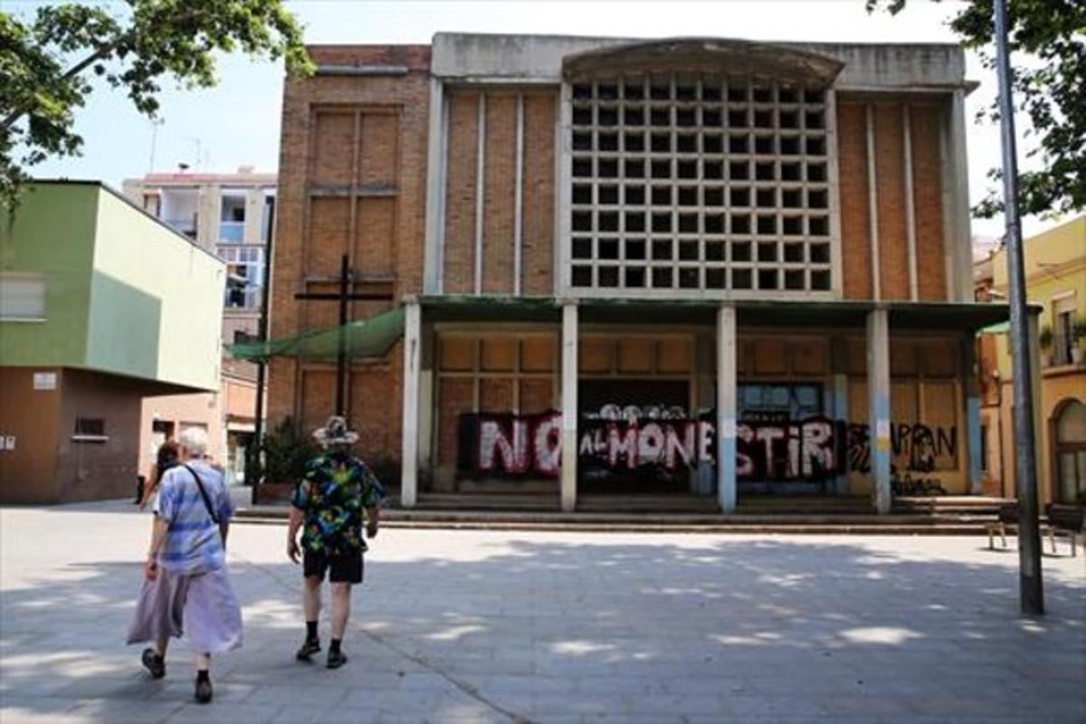 Uns turistes passegen pels voltants de l’església de Sant Bernat Calbó, al Poblenou, el juliol passat. Uns turistes passegen pels voltants de l’església de Sant Bernat Calbó, al Poblenou, el juliol passat.