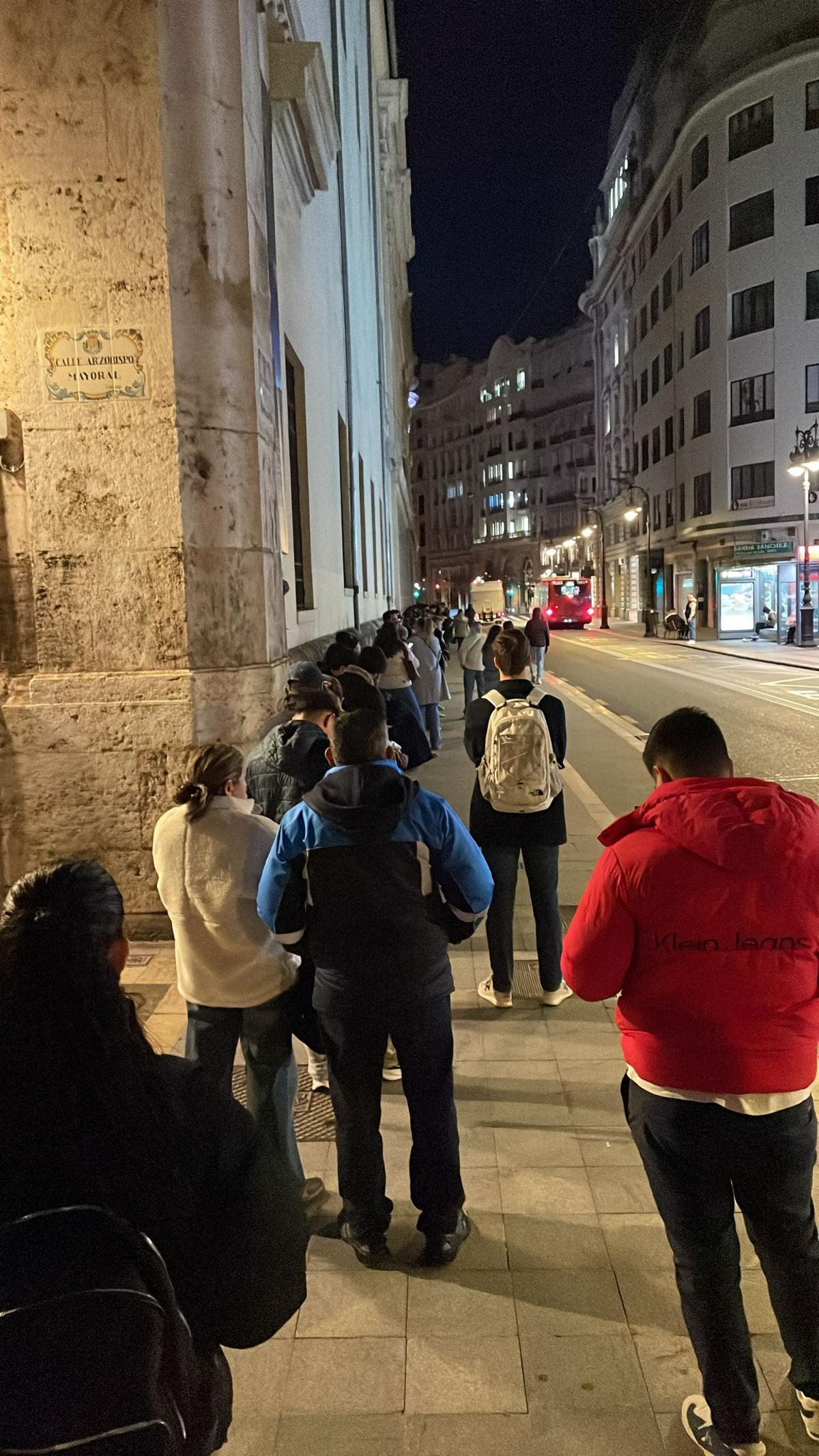 Cola del padrón, aún de noche