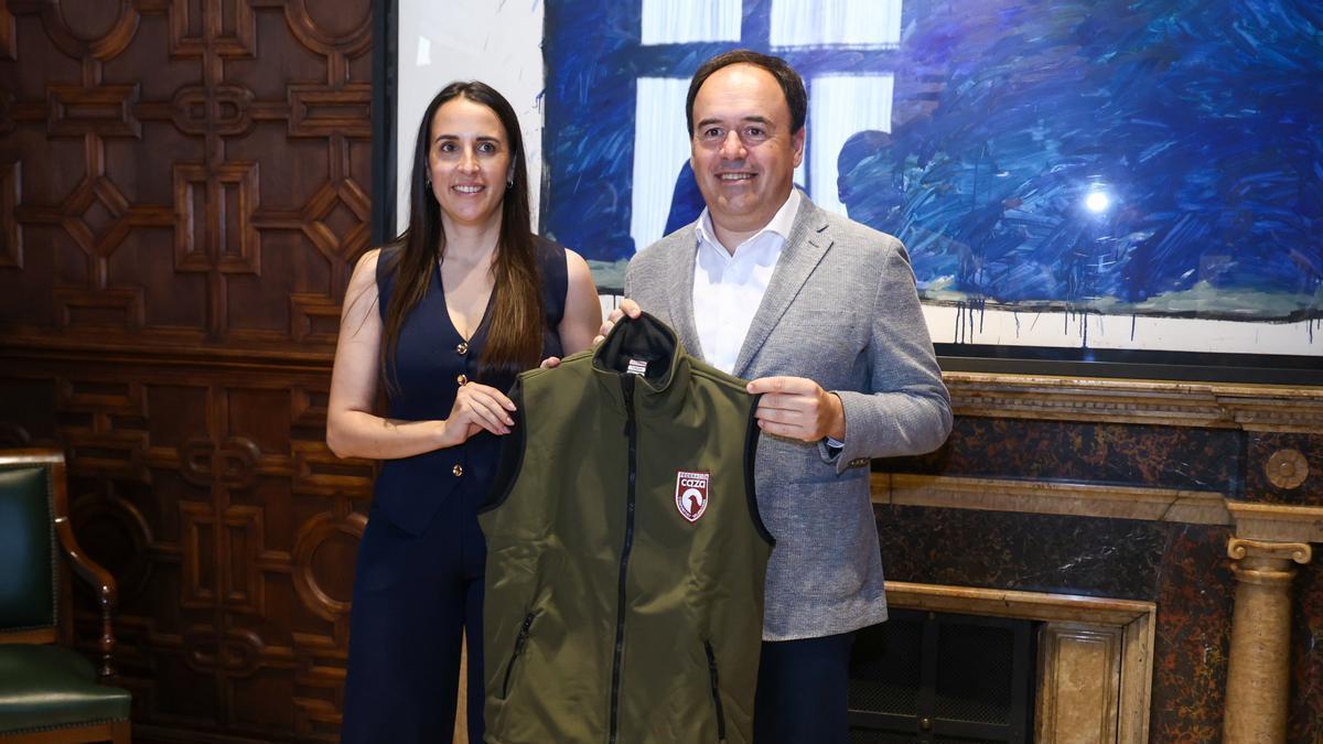 El jefe del Consell, Juanfran Pérez Llorca, ha mantenido un encuentro de trabajo con la presidenta de la Federación de Caza de la Comunitat Valenciana, Lorena Martínez