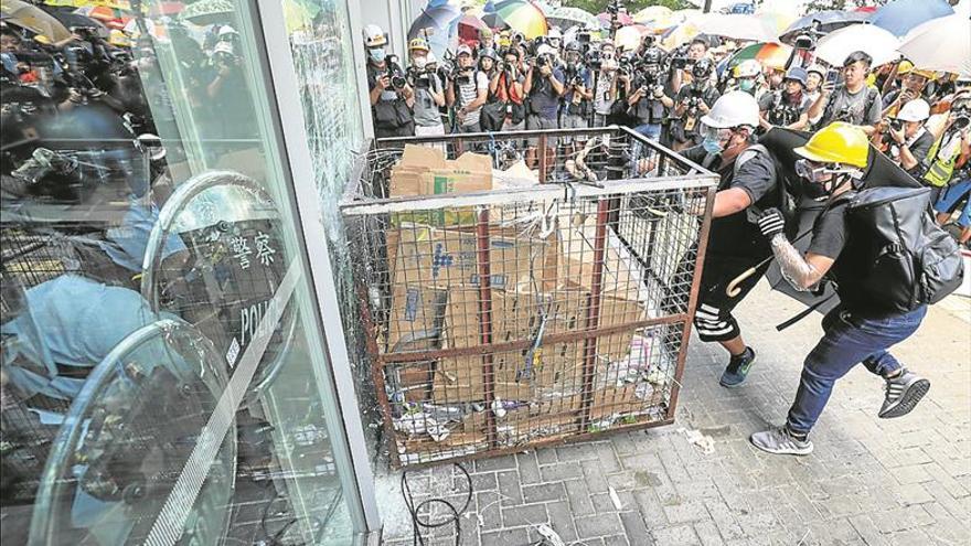 Crece la tensión en Hong Kong con el asalto al Parlamento