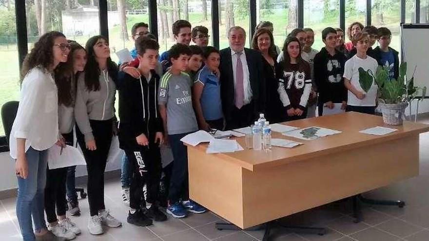 Alumnos del Rego da Trabe, junto al alcalde de Culleredo.