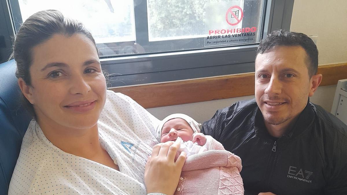 Cloe, la primera bebé venida al mundo en 2026 en un hospital público andaluz, con María José y Francisco Javier, sus padres.
