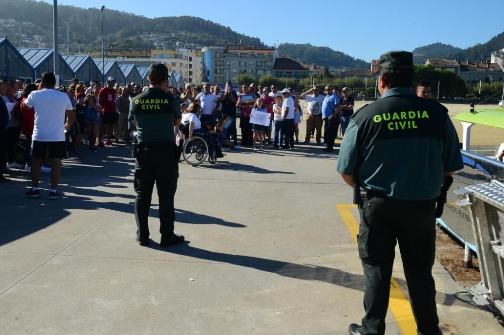 Vecinos de Ons se concentran en el puerto de Bueu para reclamar un acceso libre a la isla