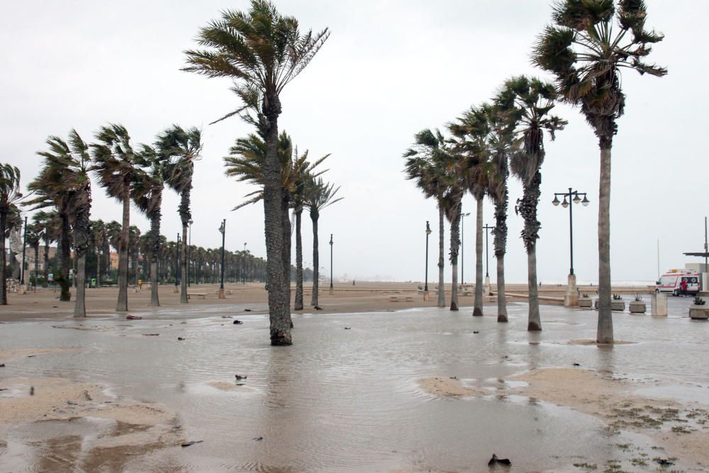 El temporal ''entierra'' en arena el paseo marítimo de València