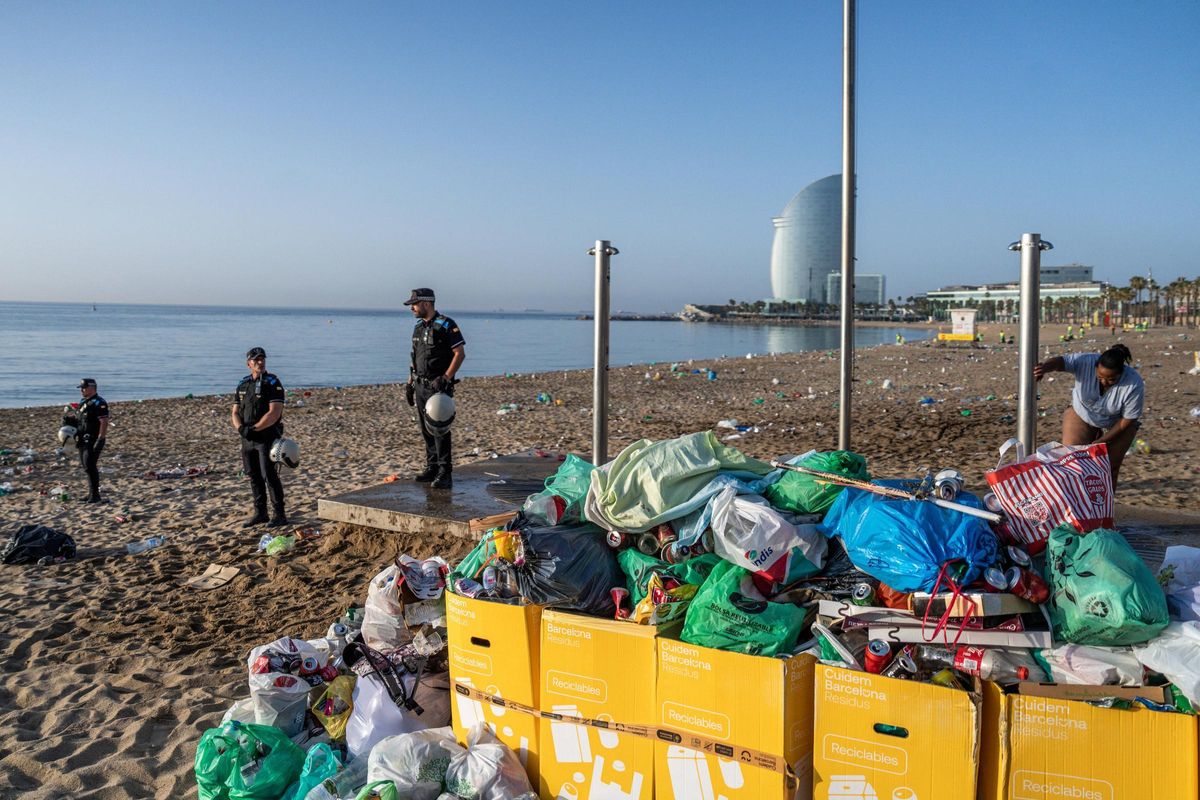 Limpieza de las playas de Barcelona tras la verbena de Sant Joan 2025