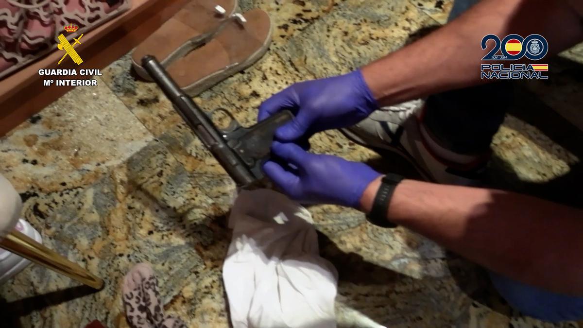 La pistola incautada al detenido.