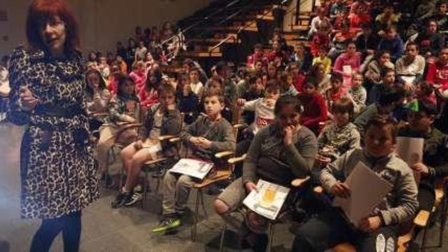 Ana Alonso, con los alumnos del colegio de Versalles en Los Canapés.