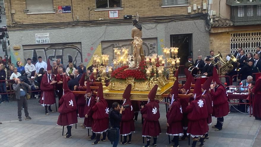 ‘La Flagelación’ sale de San Antolín en la procesión de la Cofradía del Perdón en Murcia.