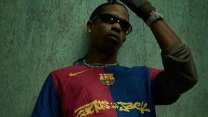 Travis Scott, embutido en la camiseta del Barça con su logo.