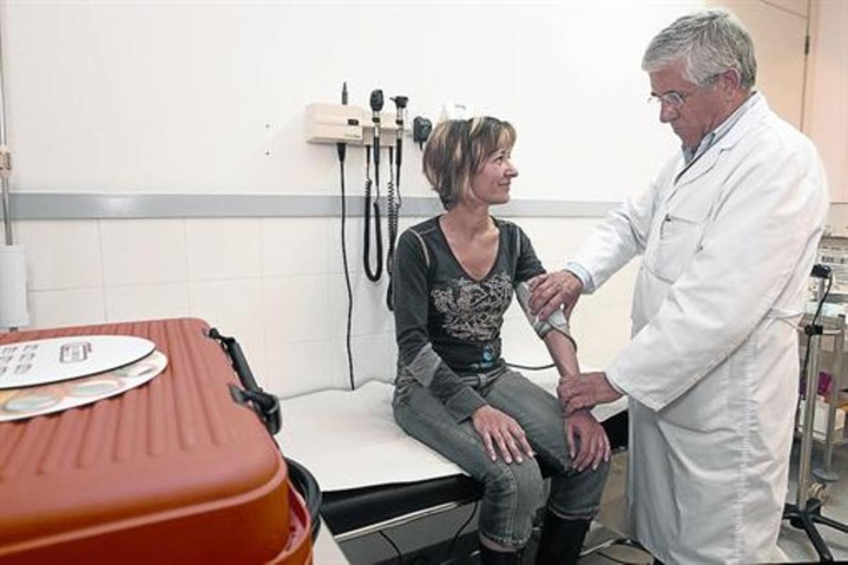 Un metge de família visita una pacient al CAP Sant Miquel, de Barcelona.