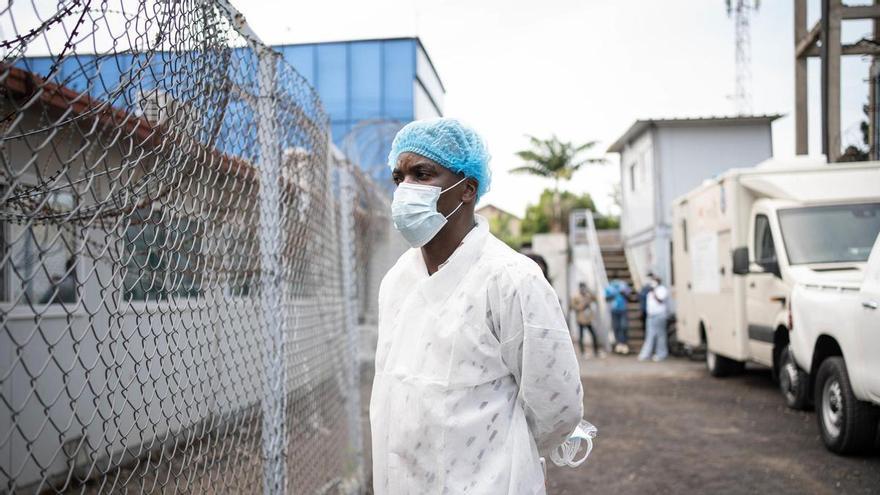a vigilancia del ébola tras hospitalizar a dos viajeros de Uganda con fiebre