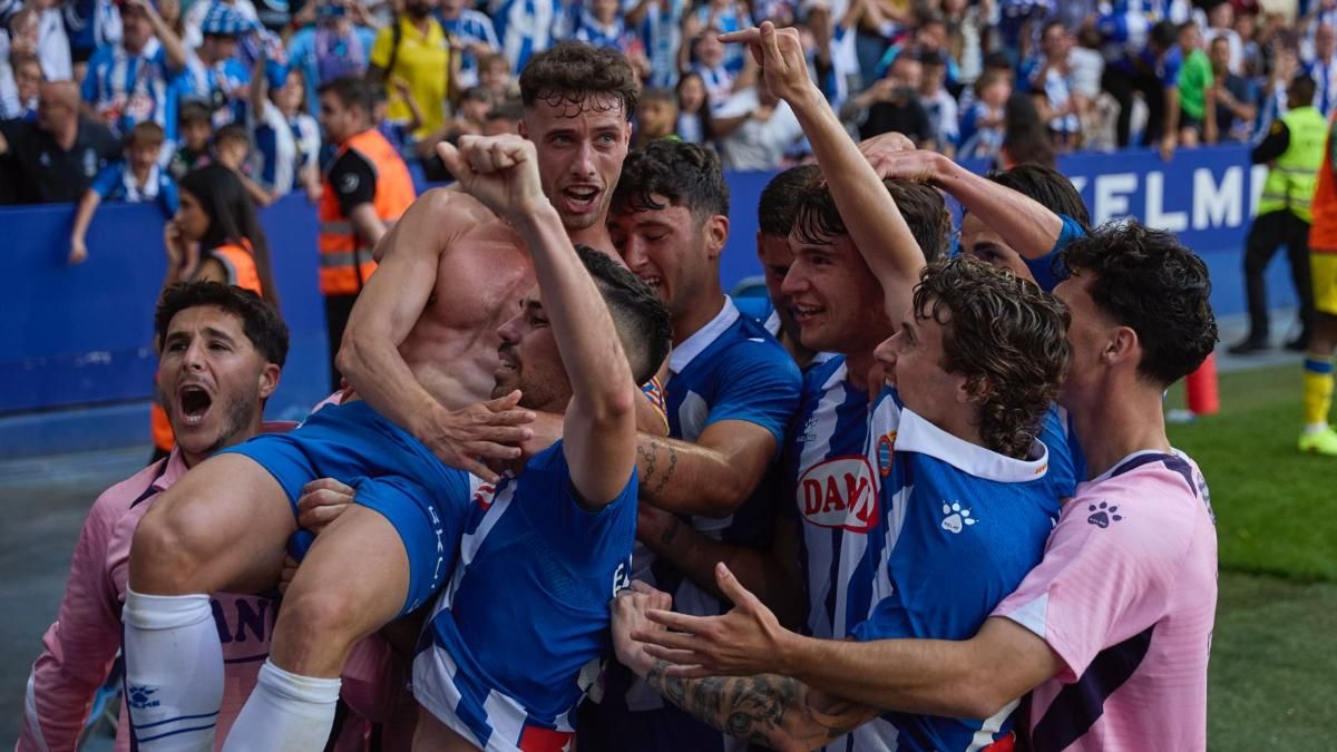 Javi Puado celebra el gol de la salvación