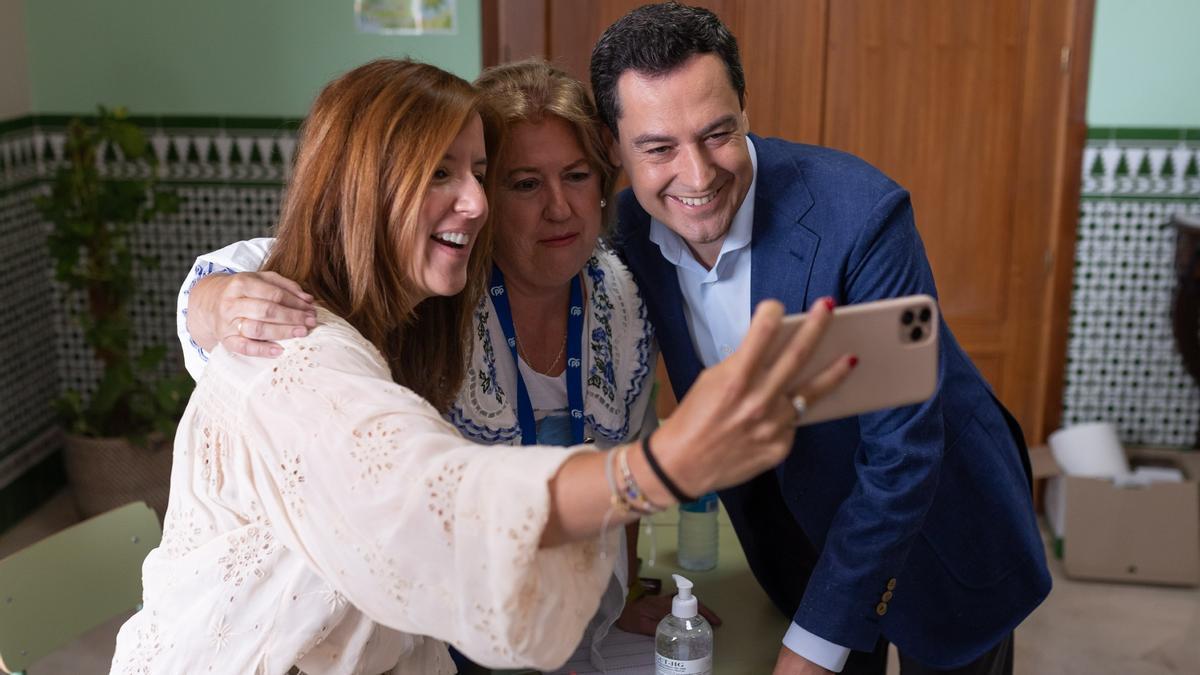 Juanma Moreno (PP) se fotografía en una mesa electoral