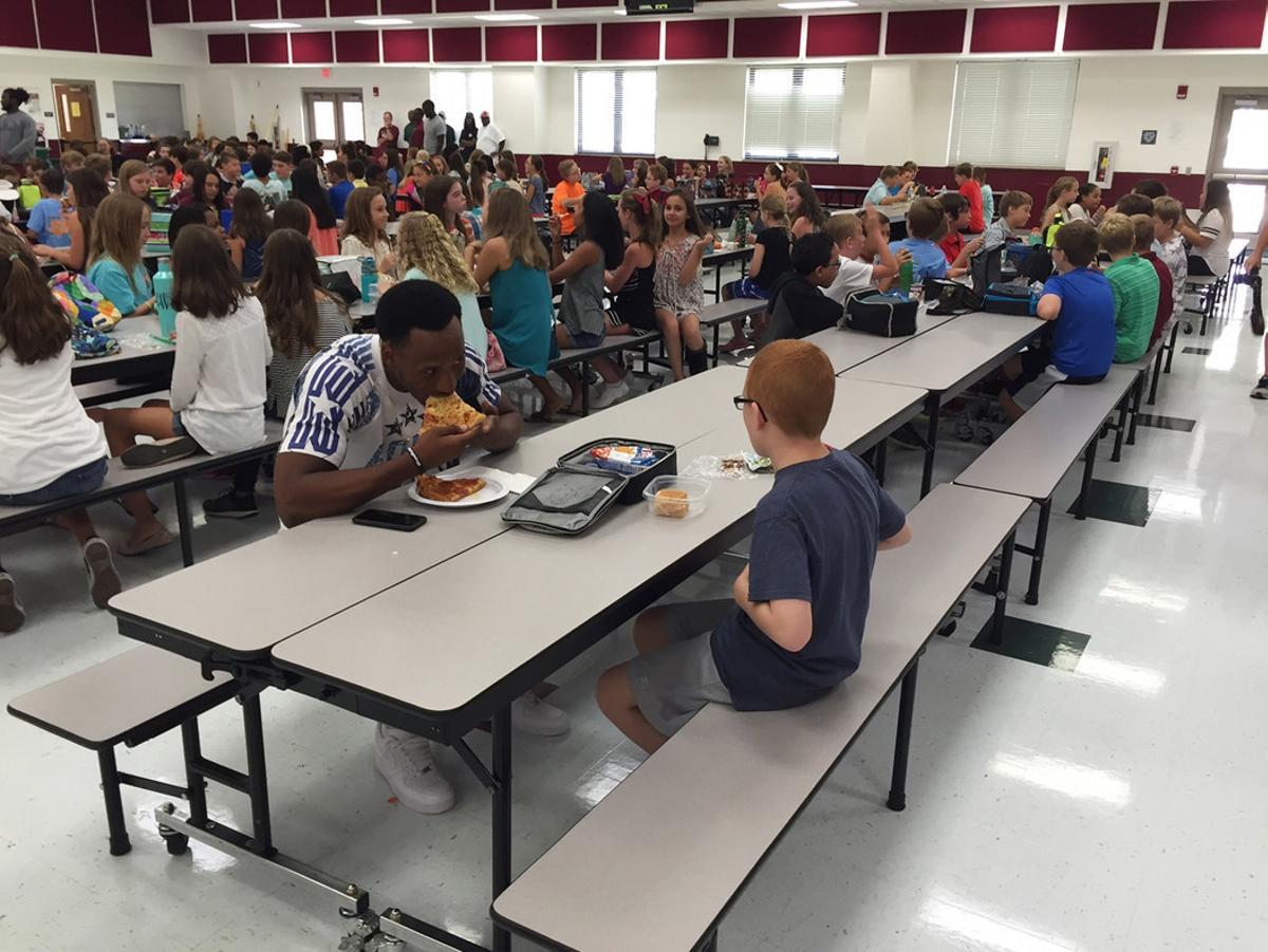 Travis Rudolph dina amb Bo Paske al menjador del Montford Middle School, Tallahassee (Florida). 