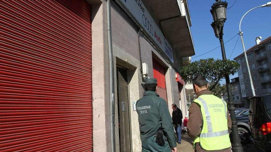 La Guardia Civil, durante el registro al concesionario taller del presunto cabecilla, en 2011. // Iñaki Osorio