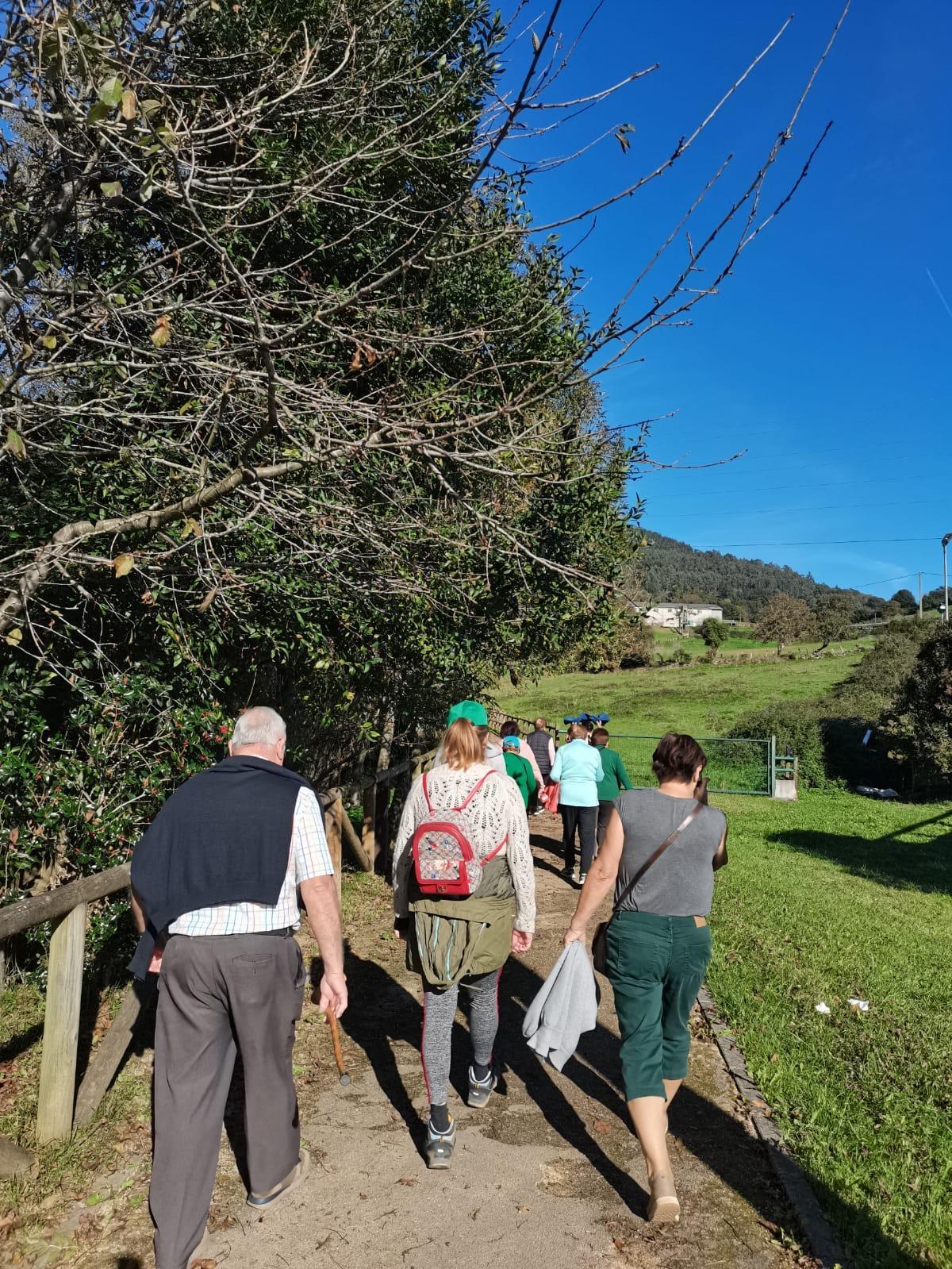 Vecinos paseando en la mañana del miércoles, en los alrededores de la villa de Salas