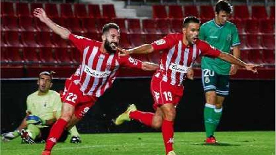 Felipe Sanchón, perseguit per Cifuentes, celebra el gol que va significar la victòria en l&#039;estrena del curs 13/14.