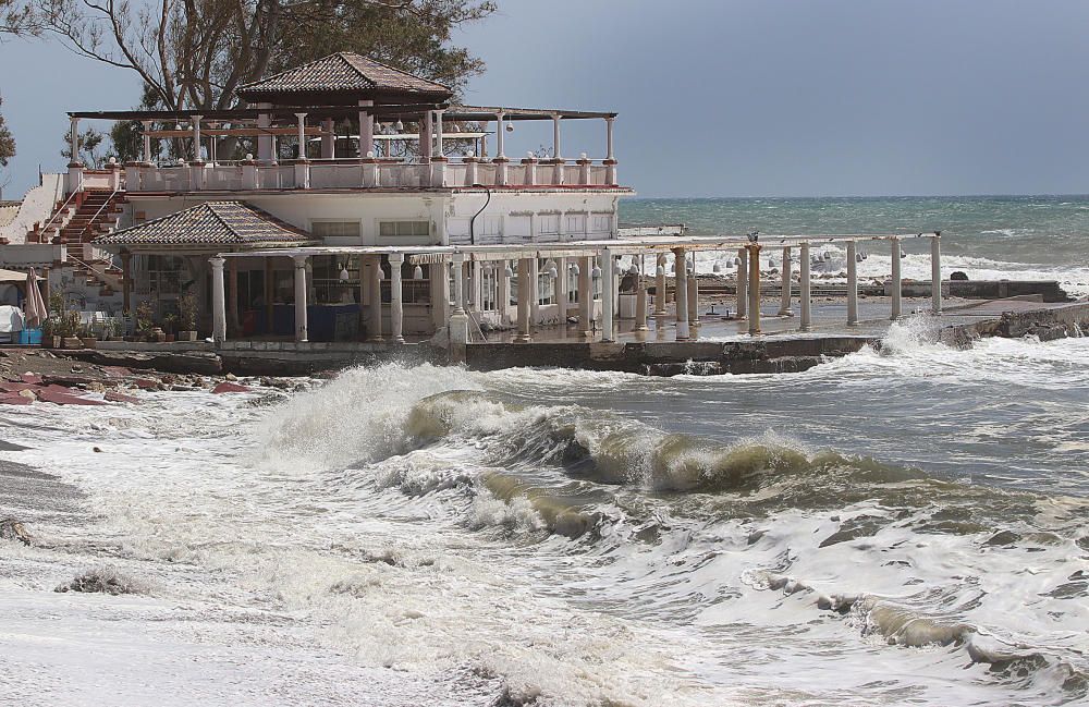 Temporal de viento y olas en las playas de Málaga