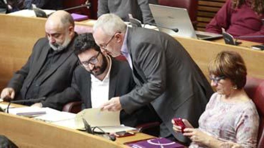 El líder de Podemos, ayer, junto a los diputados José Almería, David Torres y Llum Quiñonero.