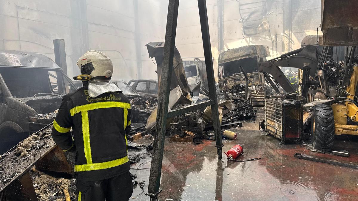 Un incendio en una nave industrial en Getafe forma una gran columna de humo