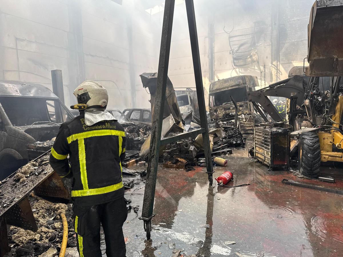 Un incendio en una nave industrial de Getafe provoca una gran columna de humo, sin dejar heridos.