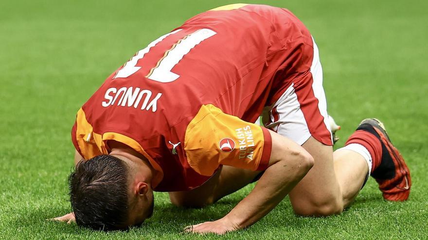 Un jugador del Galatasaray se lamenta en un partido.