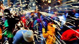 El ’correfoc’ infantil por el barrio Gòtic en el 2016.