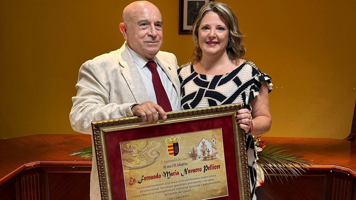 Llaurí nombra Hijo Adoptivo al doctor Fernando Mª Navarro y da su nombre al polideportivo