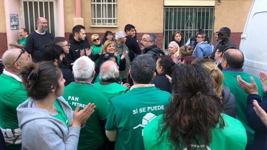 La PAH aplaza durante un mes y medio un desahucio en Carrús