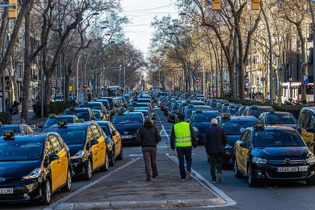 El sector del taxi, en huelga este miércoles en Barcelona, ha acordado “dar una tregua” al Govern hasta la celebración del Mobile World Congress