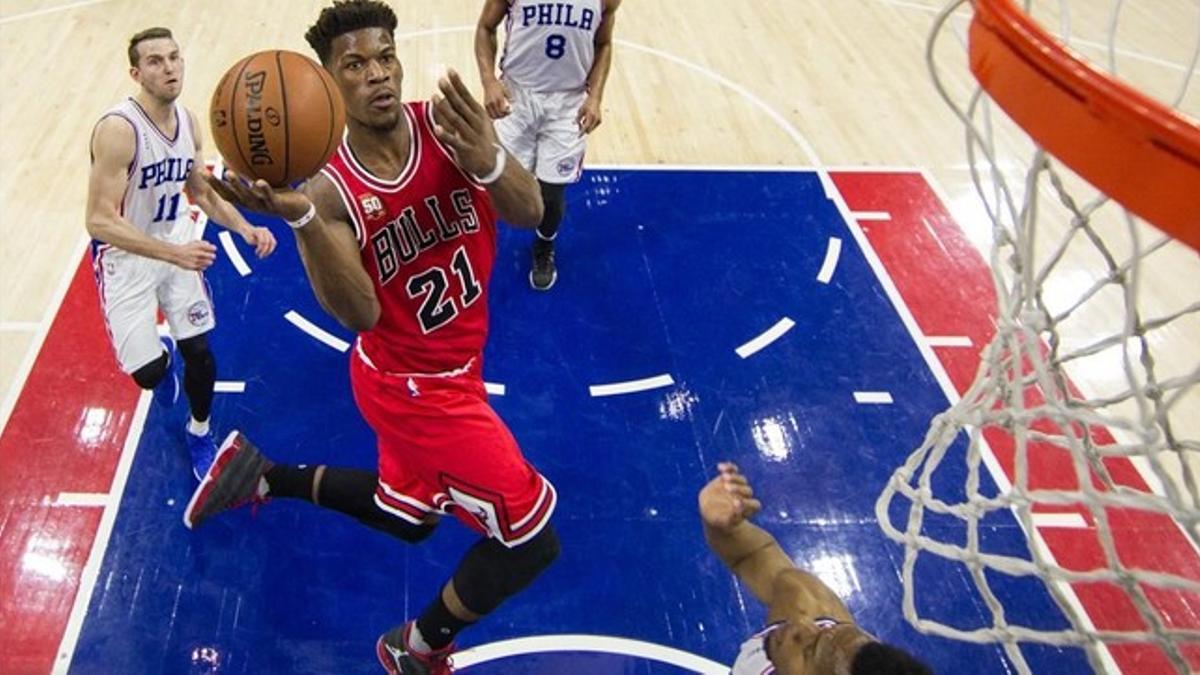 Butler, de los Bulls, entrando a canasta ante los Sixers.