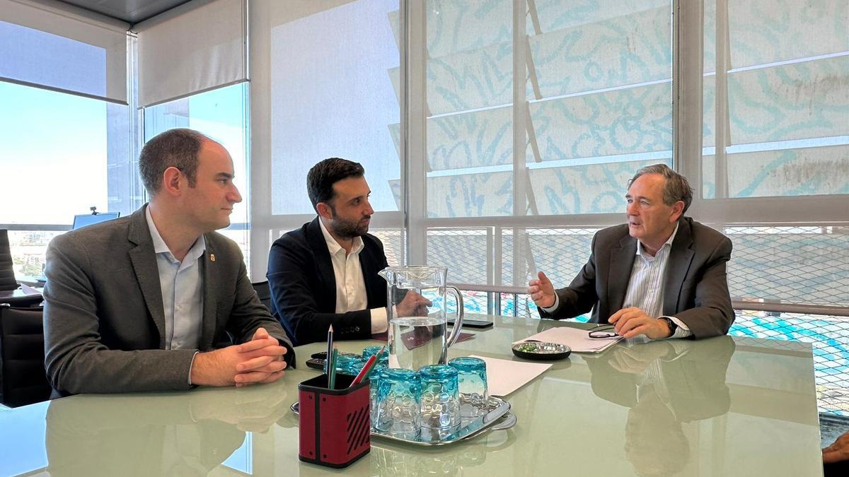 El edil, el alcalde y el secretario autonómico, en la reunión.