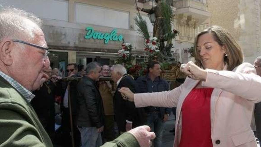 Milagros Marcos baila una jota con un cofrade en la fiesta de San Isidro.