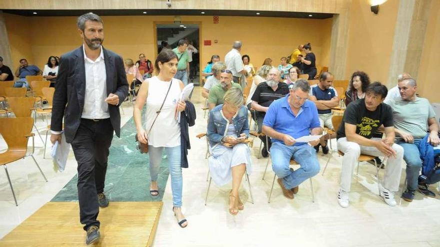 El alcalde y la portavoz del gobierno entrando al salón de plenos. Sentado, de azul, Villanueva. // Iñaki Abella