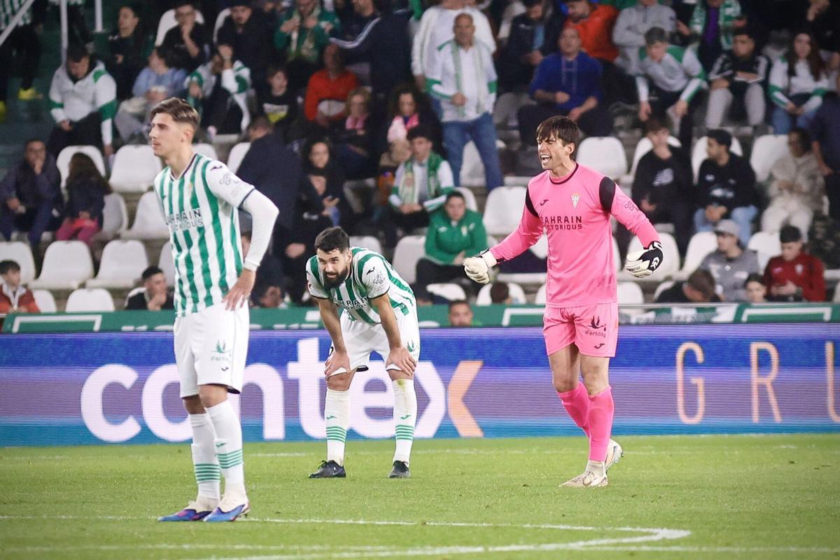 Iker Álvarez anima a sus compañeros tras un gol del Andorra