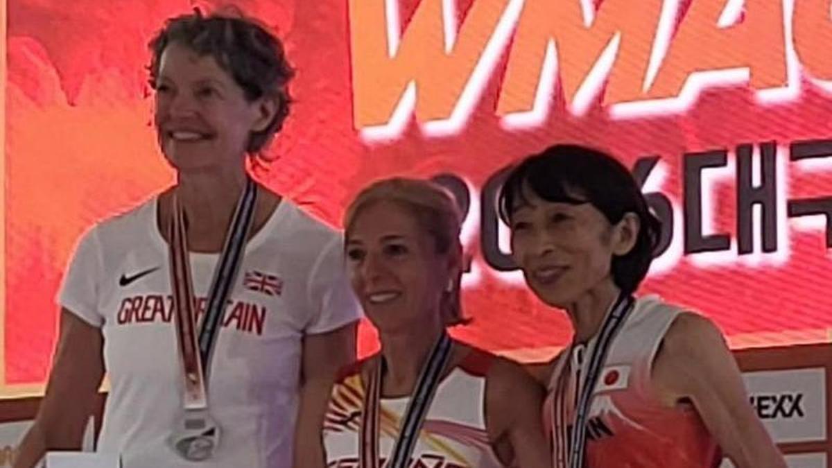La santiaguesa Esther Pedrosa luce su medalla de oro en el centro del podio tras ganar en los 800 metros.