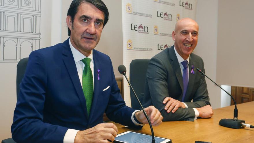 El consejero de Fomento y Medio Ambiente, Juan Carlos Suárez-Quiñones, mantiene un encuentro con el alcalde de León, José Antonio Diez.