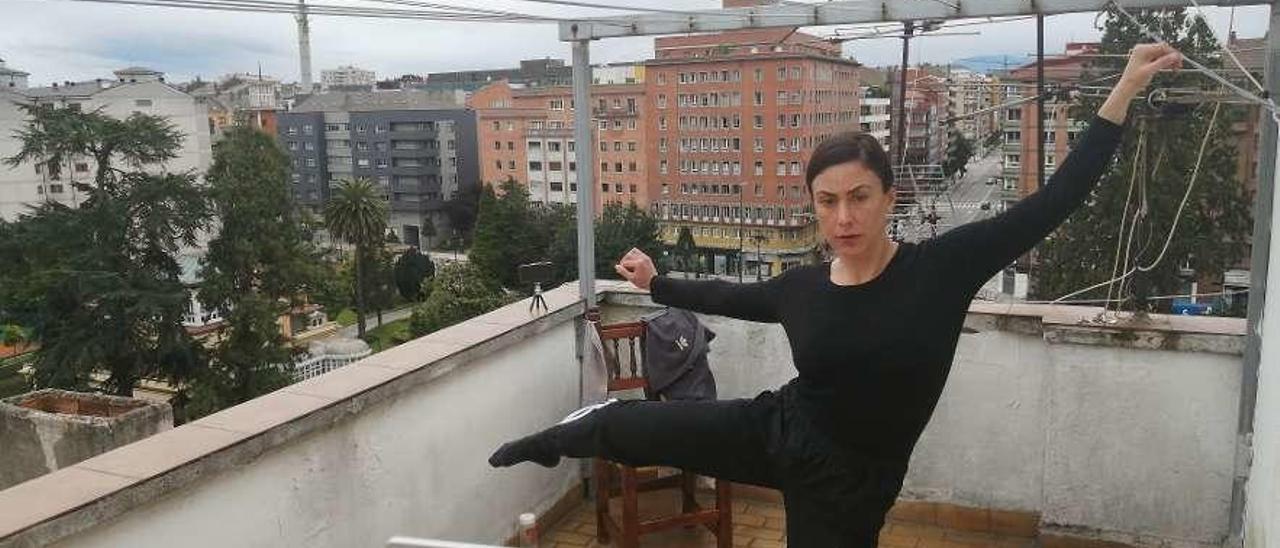 Dana Raz, impartiendo una clase desde la terraza de su edificio en la avenida de Colón de Oviedo.