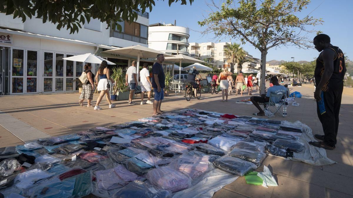 Un venedor de top manta a Roses, el passat estiu.