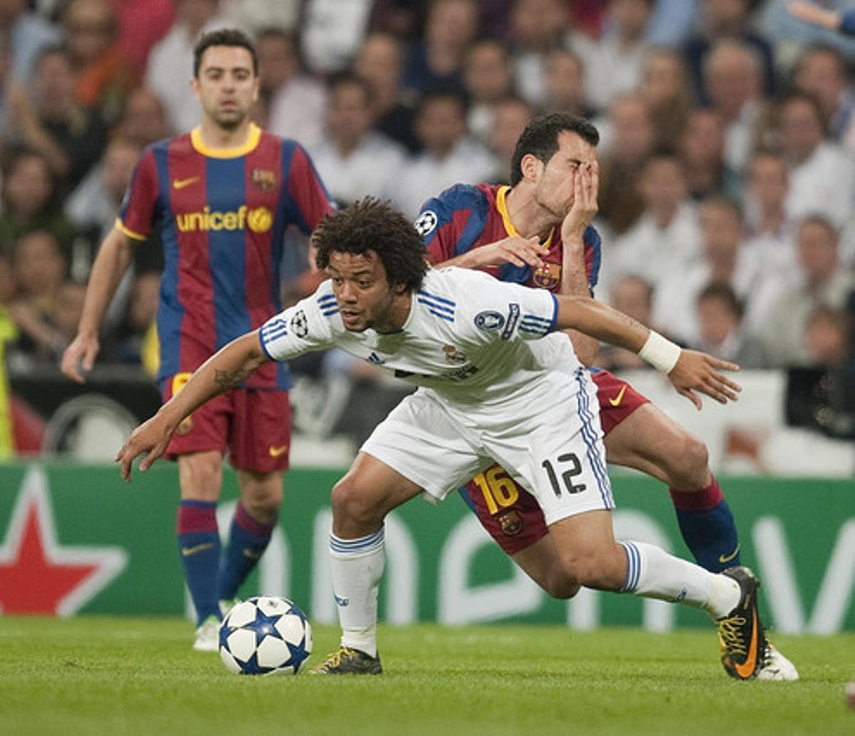 Busquets es queixa d’un cop a la cara per part de Marcelo.