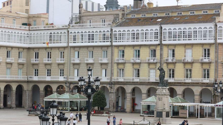 Plaza de María Pita, una zona donde se duplicaron las plazas de pisos turísticos. | Iago López