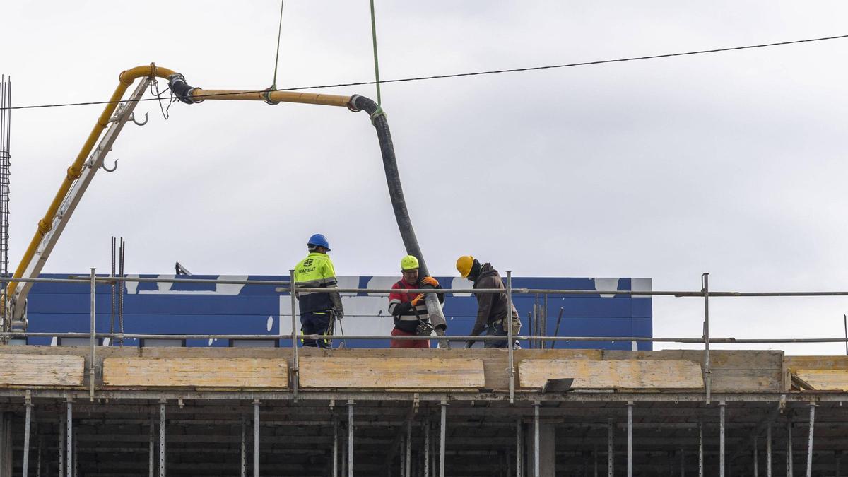 Operarios durante la construcción de un edificio en el barrio de ORestollal, en Santiago.