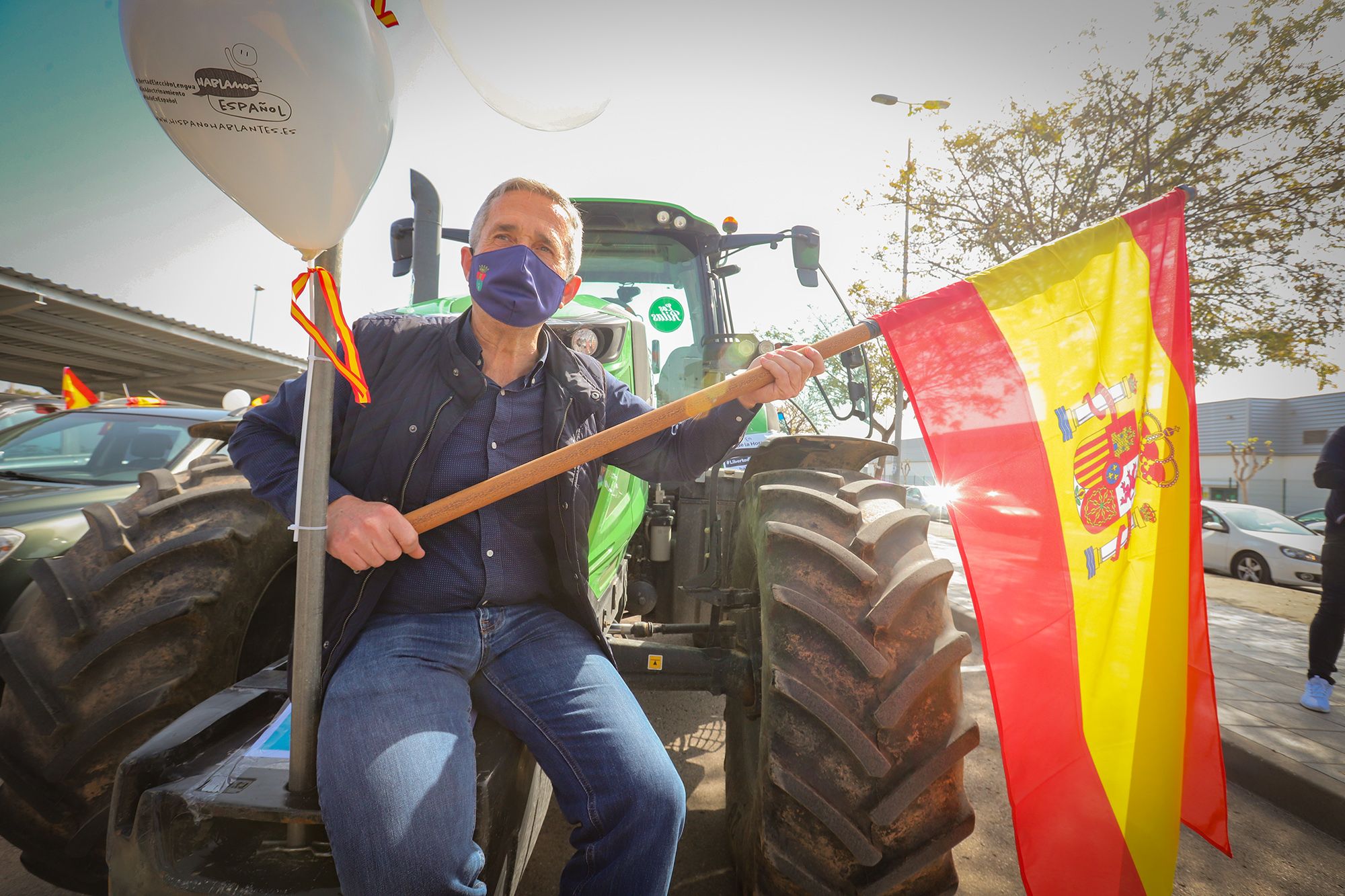 Una caravana con cientos de vehículos clama en Pilar de la Horadada contra la "imposición" del valenciano