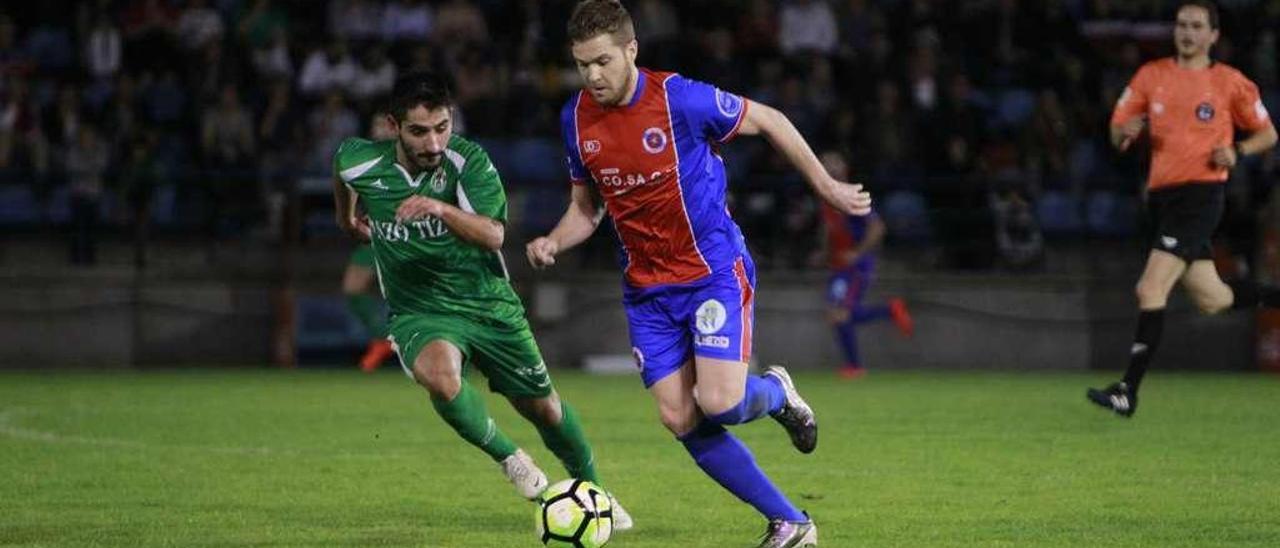 El delantero Hugo García, en el partido celebrado de la Copa Diputación en O Couto con el Arenteiro. // Jesús Regal