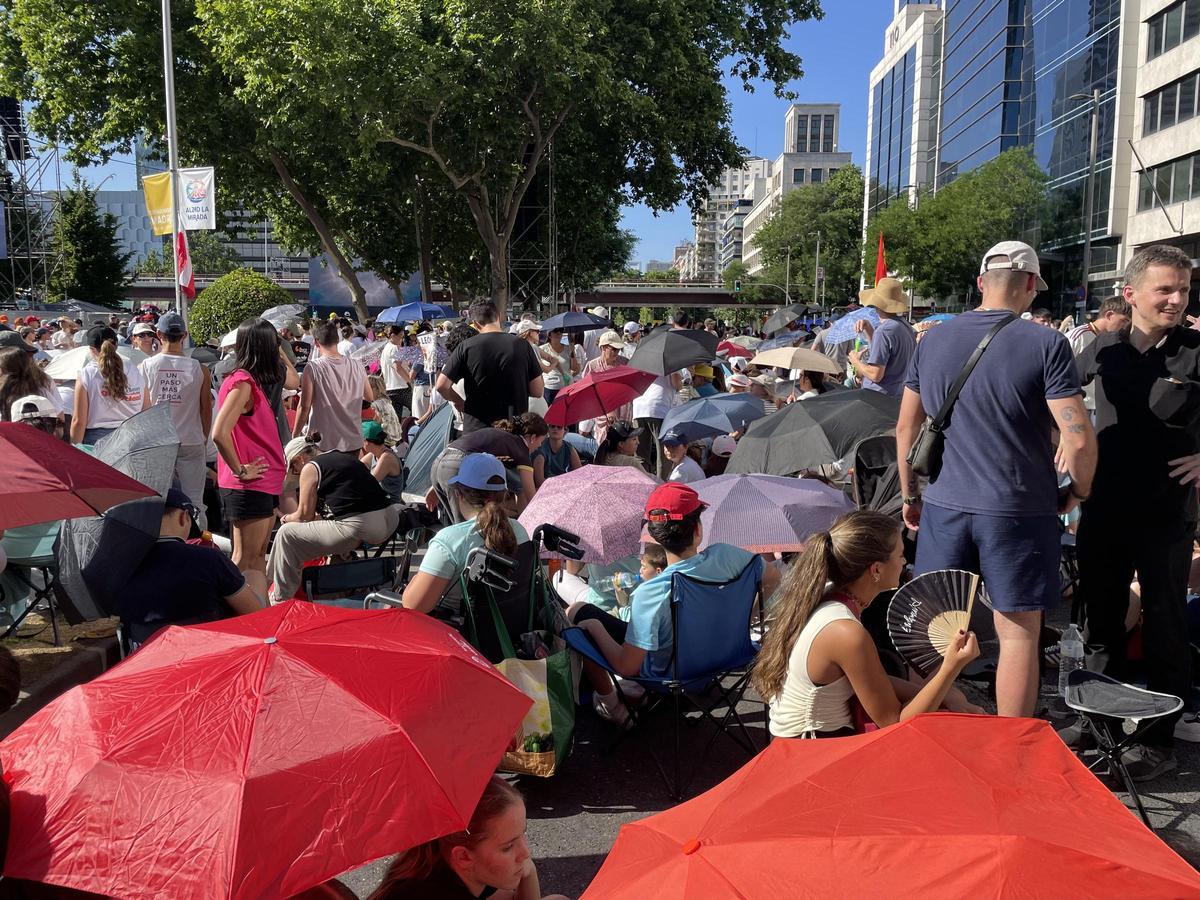Jóvenes y familias esperando al papa León XIV en Madrid